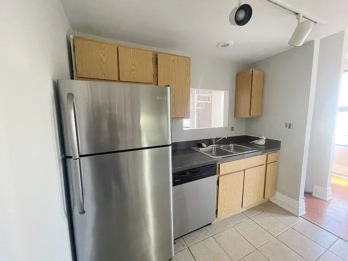 211 W 9th St #4 — Photo 6