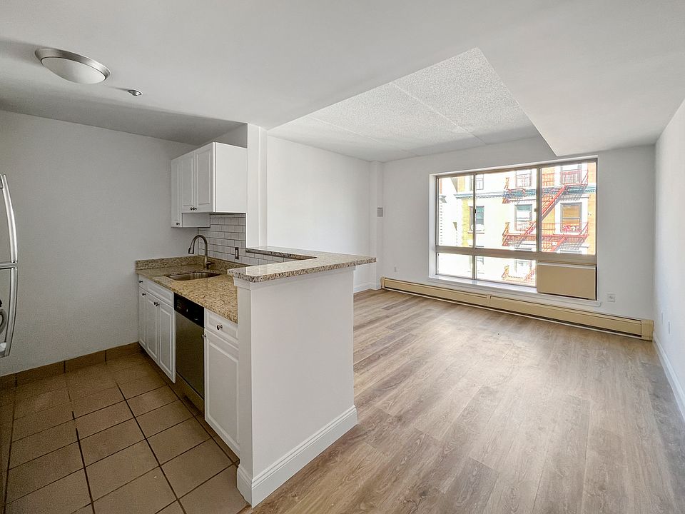 1st image of 304 W 117th St Front 3W