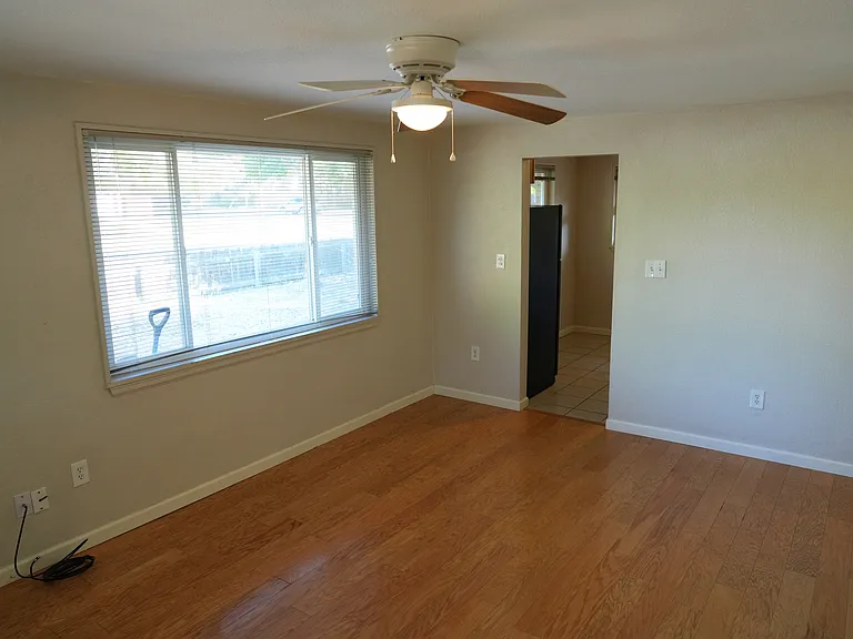 3513 N Columbine St — Photo 2