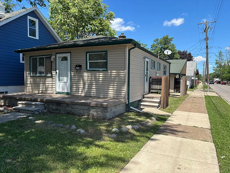 1354 Buckingham Ave — Photo 3