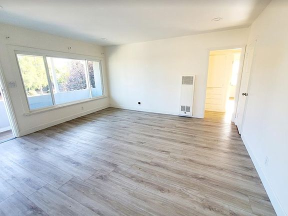 2nd image of 4400 Victoria Park Pl