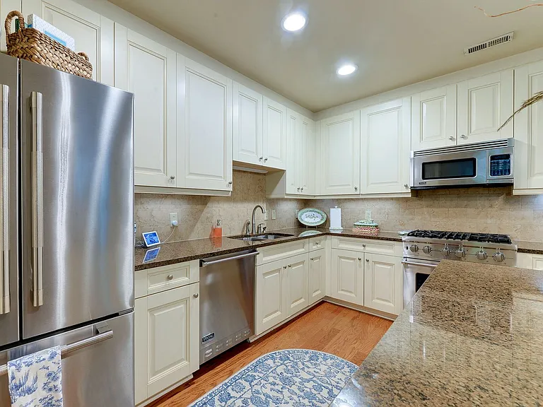 701 Royal Ct #306 — Photo 7
