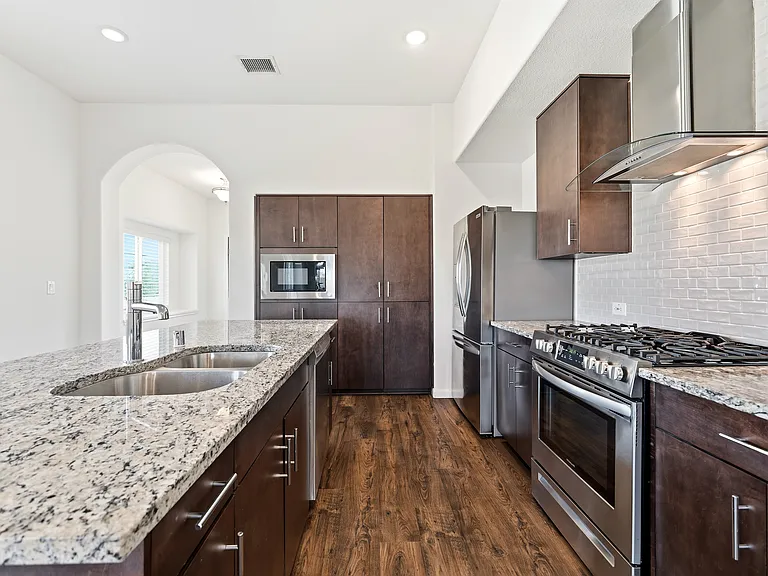 1204 Sumner St — Photo 7