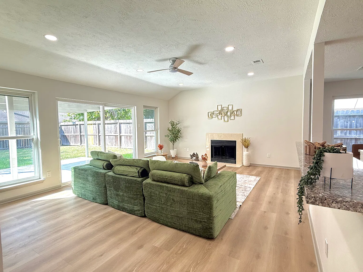 3 bed, 1811 sqft, $2,000 — Photo 4