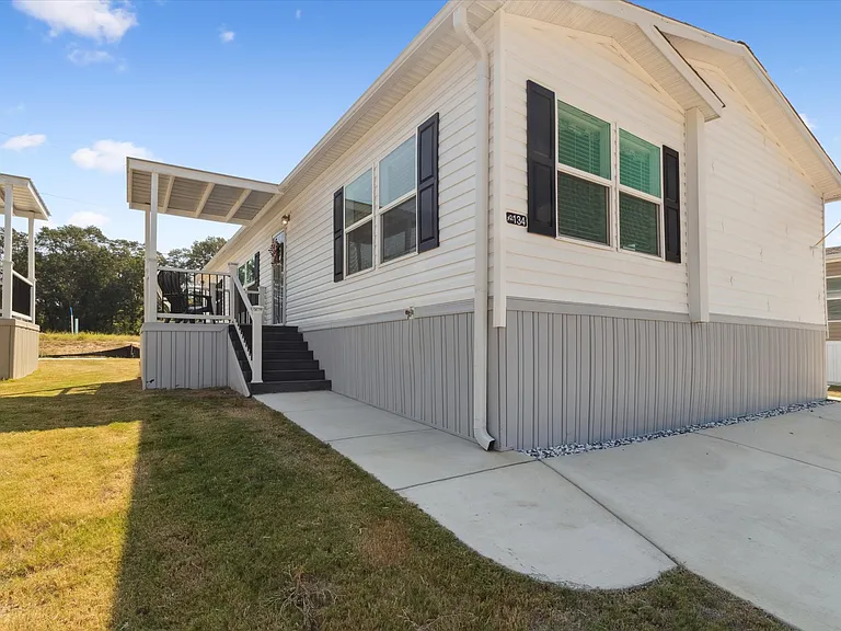 Saddle Creek — Photo 31