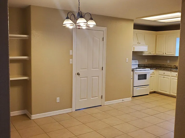 1906 Treasure Oaks Dr — Photo 4