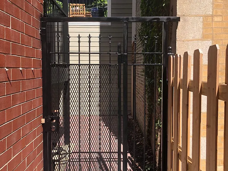 2447 N Harding Ave #G — Photo 19