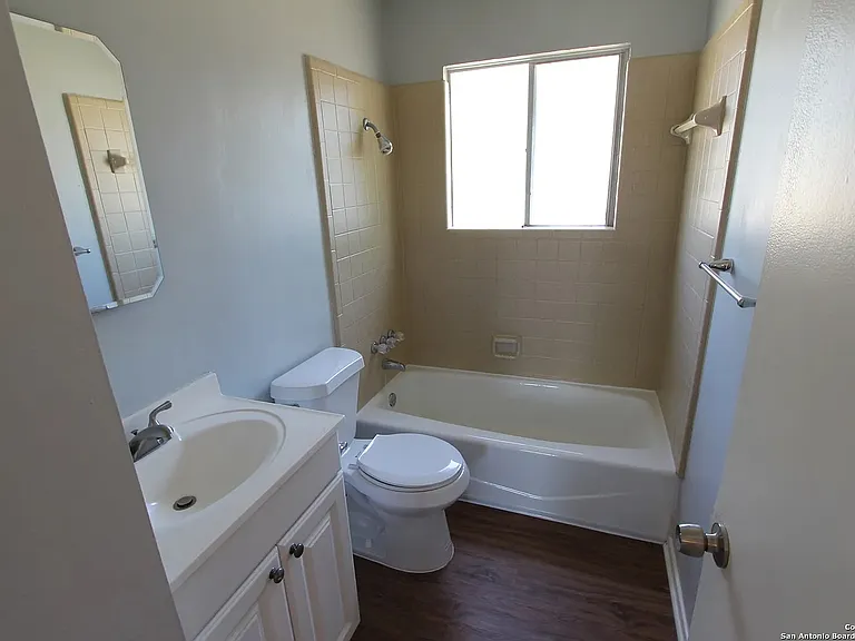 831 North Blvd — Photo 11