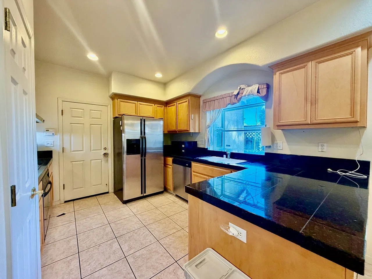 3 bed, 2.5 bath, 1873 sqft, $4,255 — Photo 4