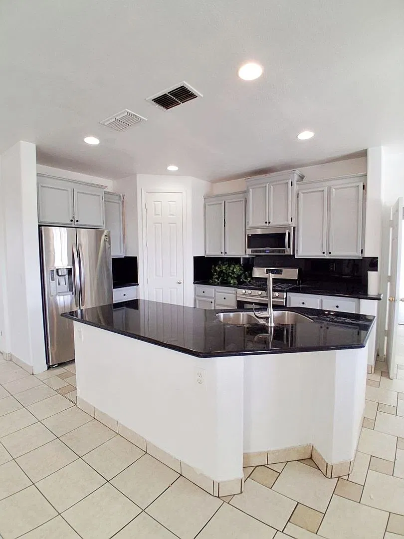 Bright & Spacious 5-Bedroom and 3.5 Bathroom Home in Fresno! — Photo 3
