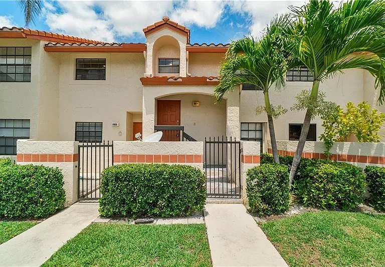 1004 Congressional Way — Photo 1