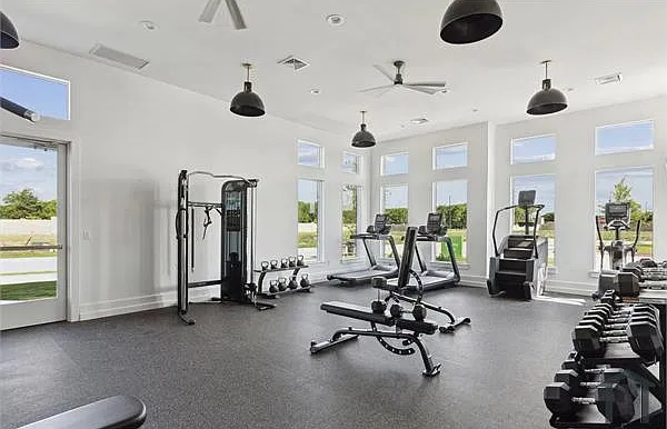 6 bed, 2736 sqft, $3,900 — Photo 4