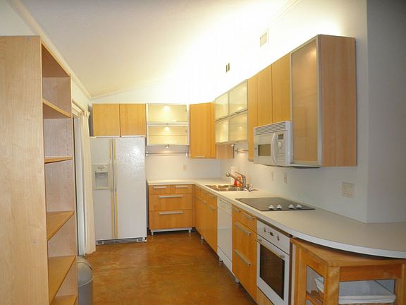 2nd image of 2323 Benson St