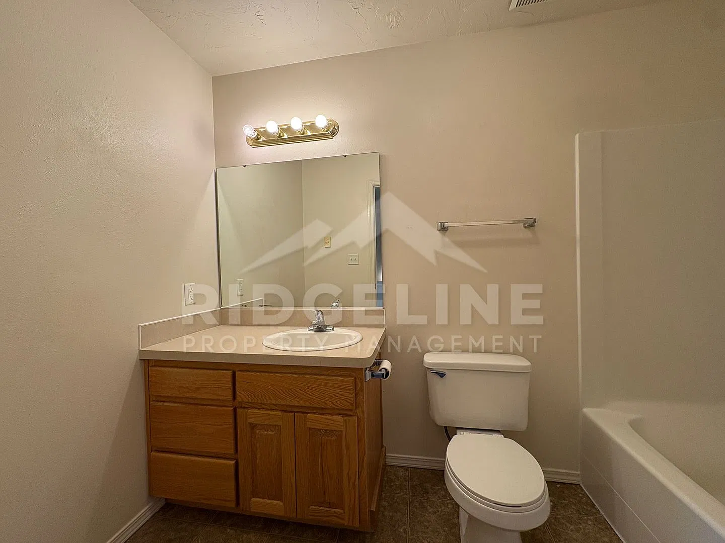 345 S Byron Ave — Photo 3