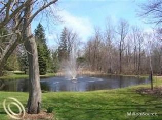 3365 Wards Pointe Dr, Orchard Lake, MI 48324