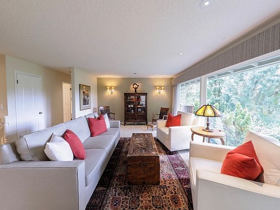 2nd image of 934 SW Cheltenham St