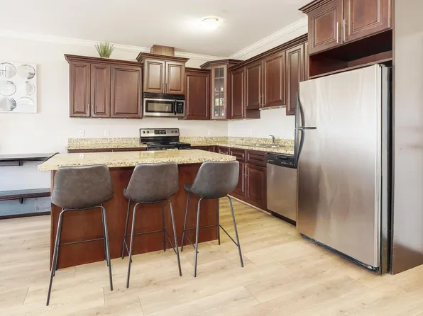 22363 Selkirk Ave #401, Maple Ridge, BC V2X 2X6