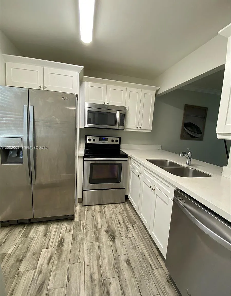 Quinsana Gardens Condo — Photo 2