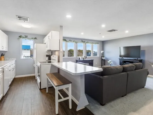 36 Dunham Rd APT 302, Beverly, MA 01915