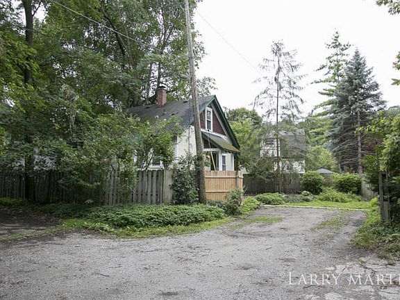5th image of 410 Garfield Ave NW