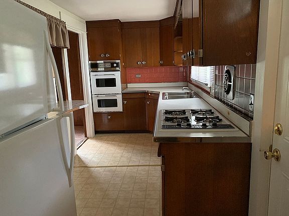 3rd image of 125 Hoclar St