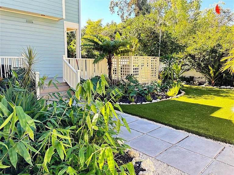 324 Julia Pl — Photo 11