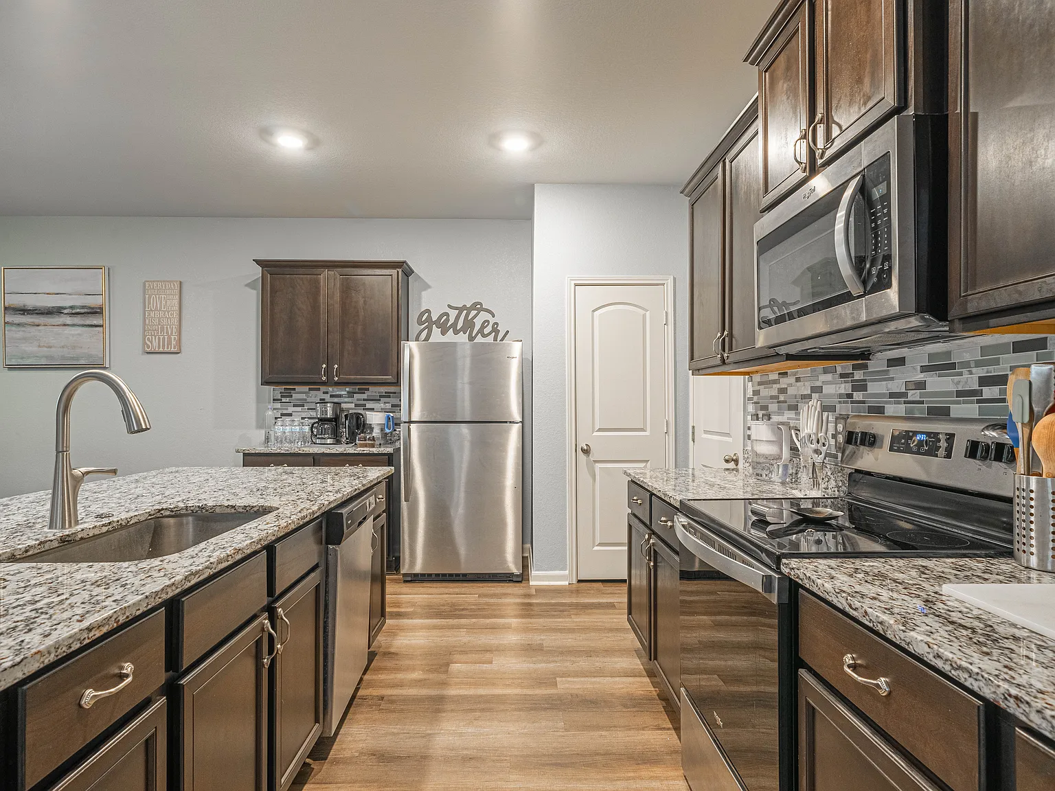 4 bed, 3.5 bath, 2205 sqft, $5,200 — Photo 4