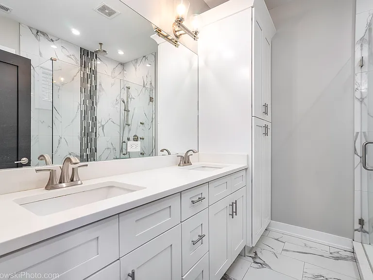Primary bedroom bathroom