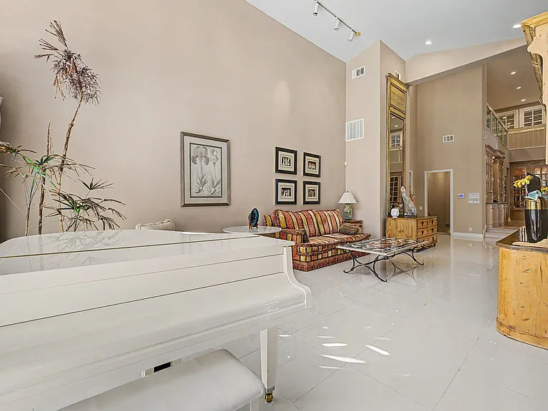 1105 Broadmoor Ave — Photo 12