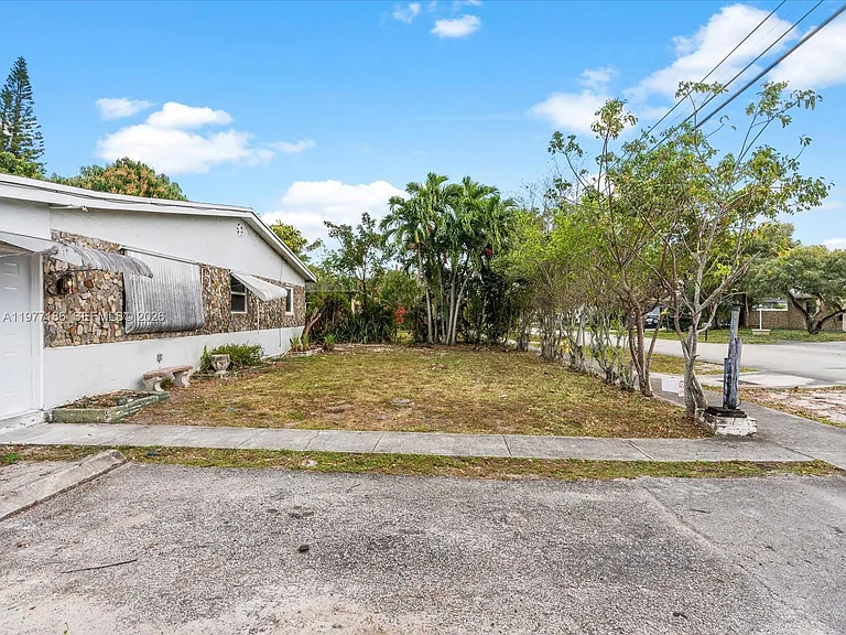 4331 SW 31st Dr — Photo 1