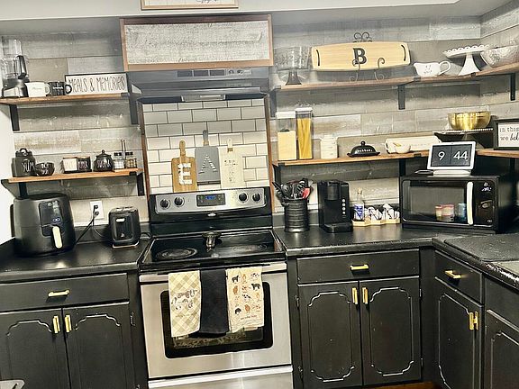 3rd image of 1698 Skyline Rd