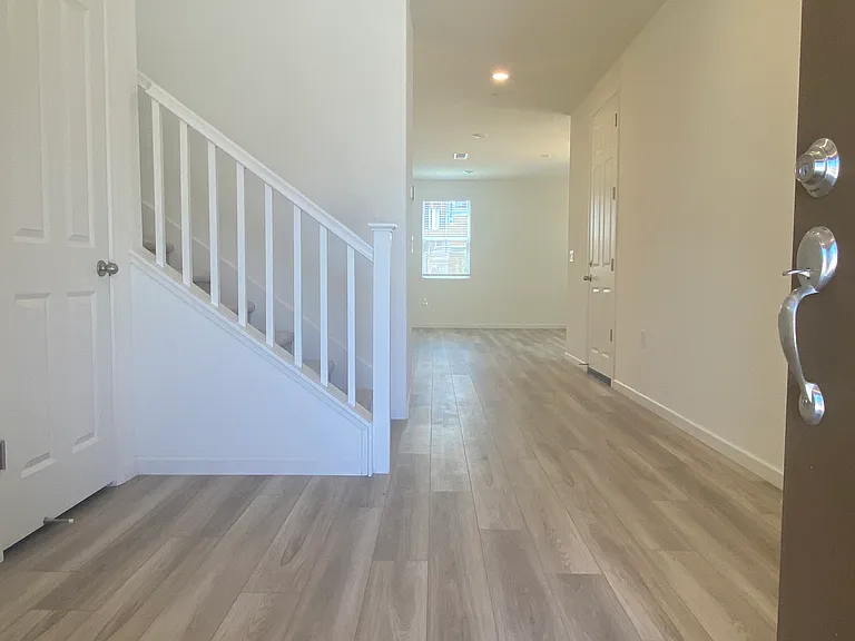 564 Spalding Way — Photo 3