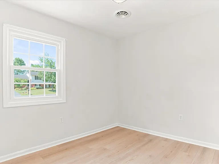 102 Linwood Ct — Photo 76