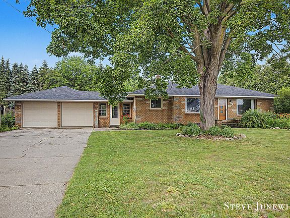 2nd image of 8261 Cottonwood Dr