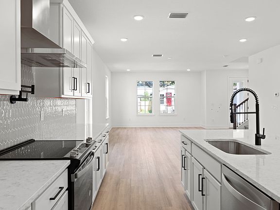 4th image of 408 E Oak Ave #3