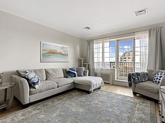 2nd image of 153 Bay St #3C