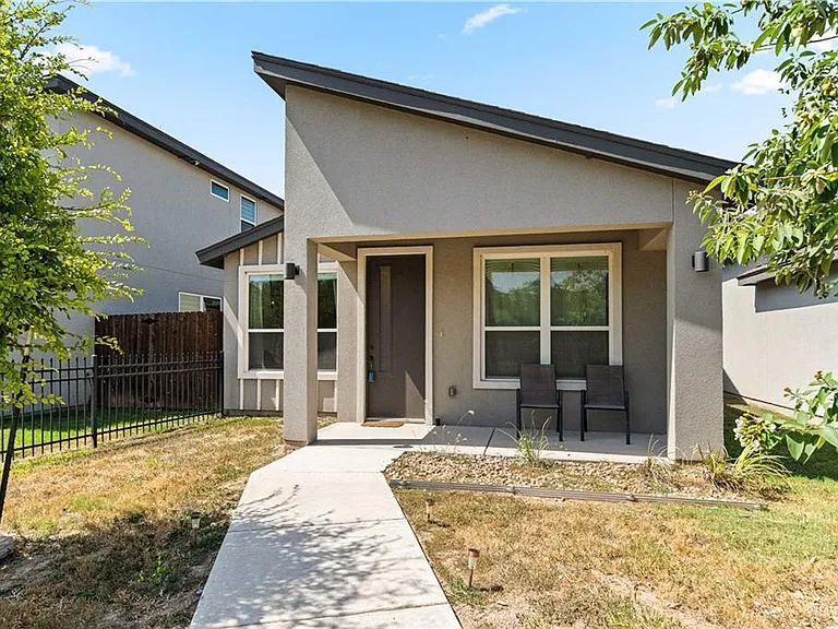 1321 Xavier Ave — Photo 1