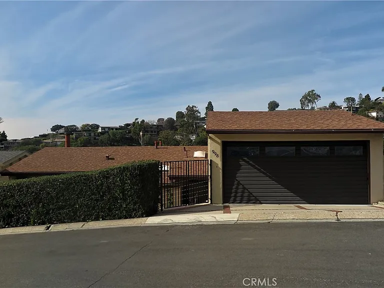 998 Oriole Dr — Photo 1