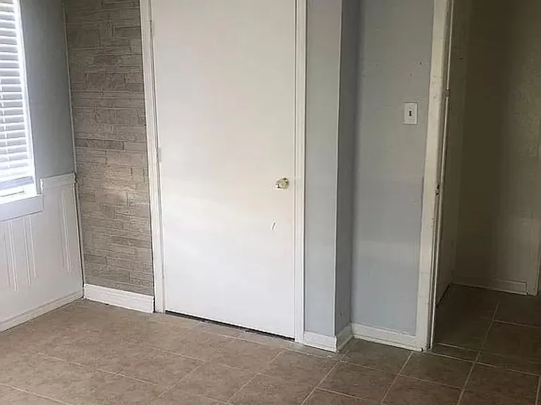 1110 W Houston St — Photo 12