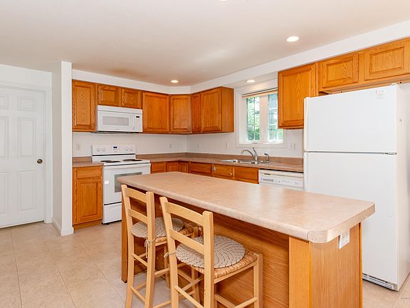 3rd image of 61 Hershey Ln
