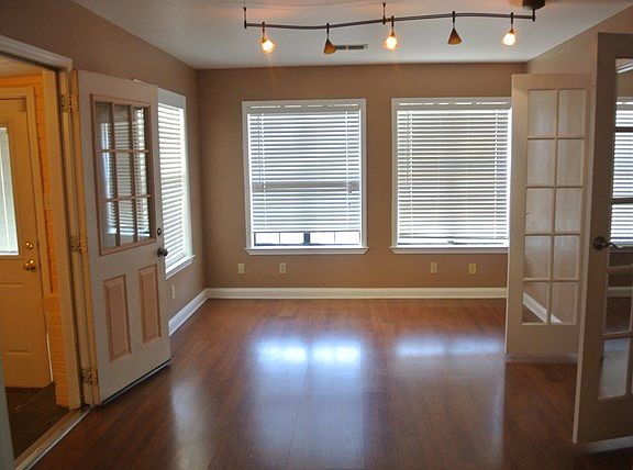 2nd image of 1909 Manor Dr