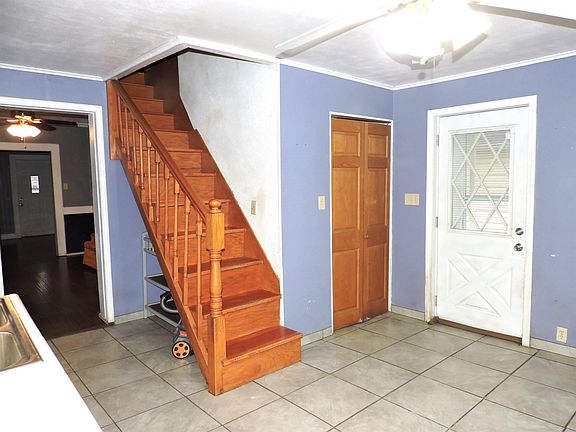 Stairs to the upper levle!