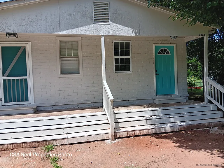 3233 W St SW — Photo 2