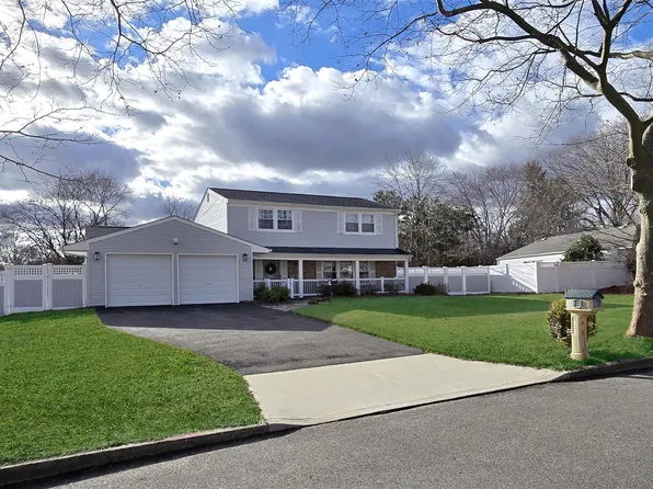 18 Magic Mountain Drive, Coram, NY 11727