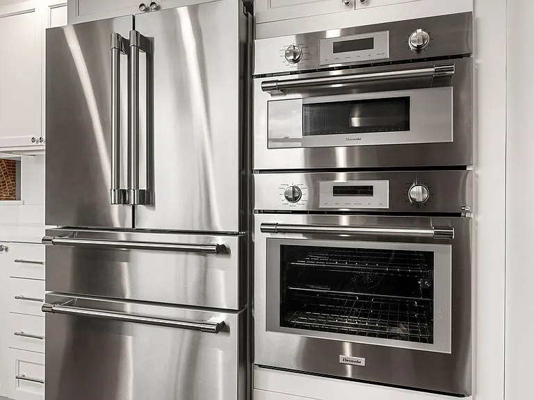High End Thermador Double oven, speed, convection, microwave and much more. Thermador 4 door refrigerator with a compressor for the fridge and another for the freezer