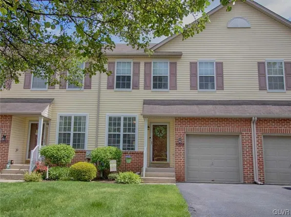 7657 Cross Creek Cir, Breinigsville, PA 18031