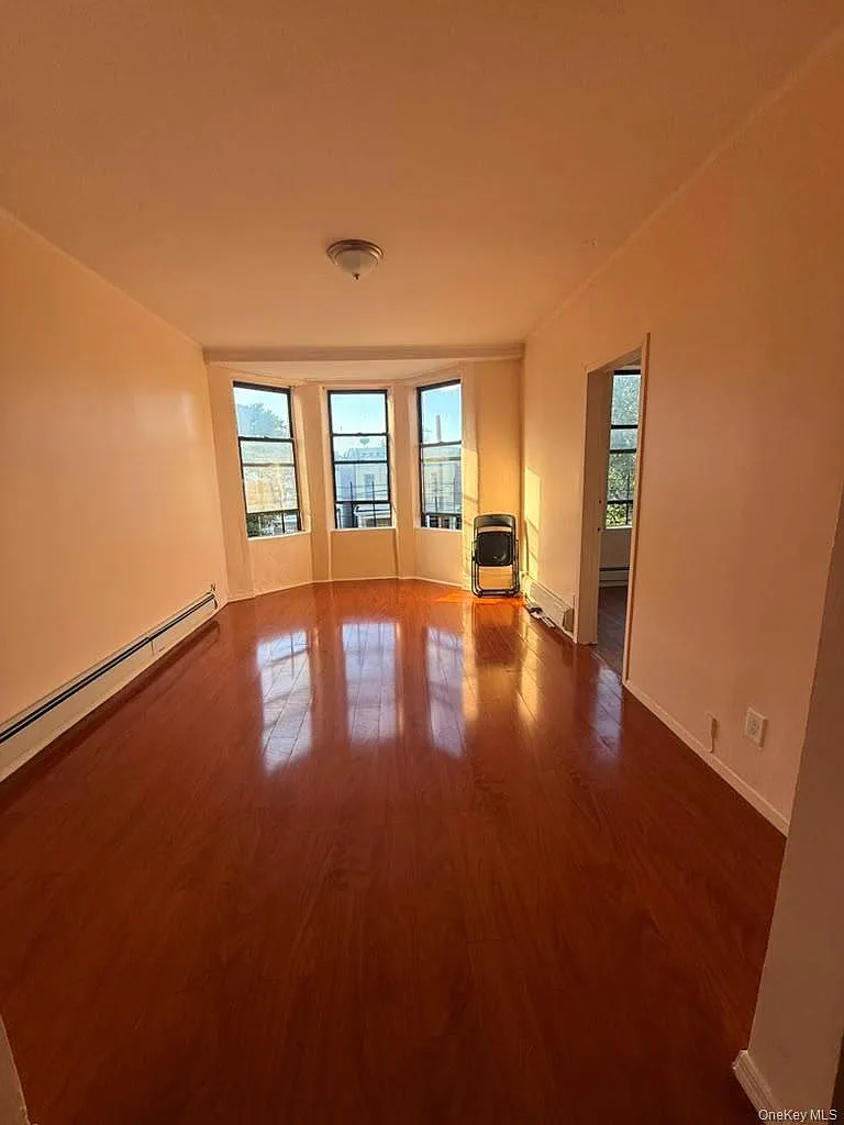 3 bed, 1.0 bath, 3312 sqft, $3,800 — Photo 1
