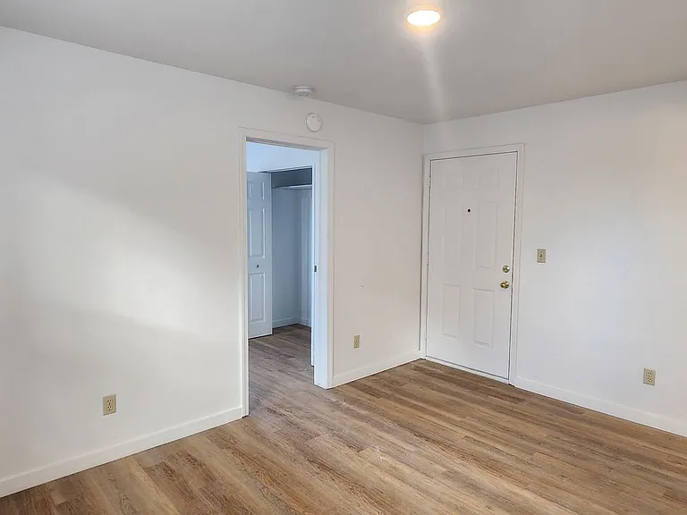 Lincoln Manor Apartments — Photo 11