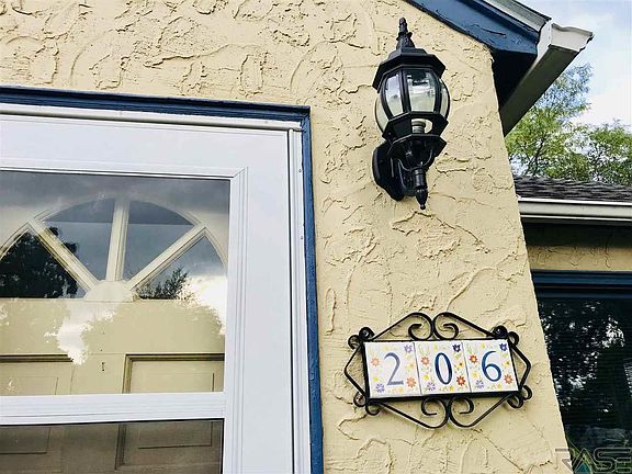 3rd image of 206 S Willow Ave
