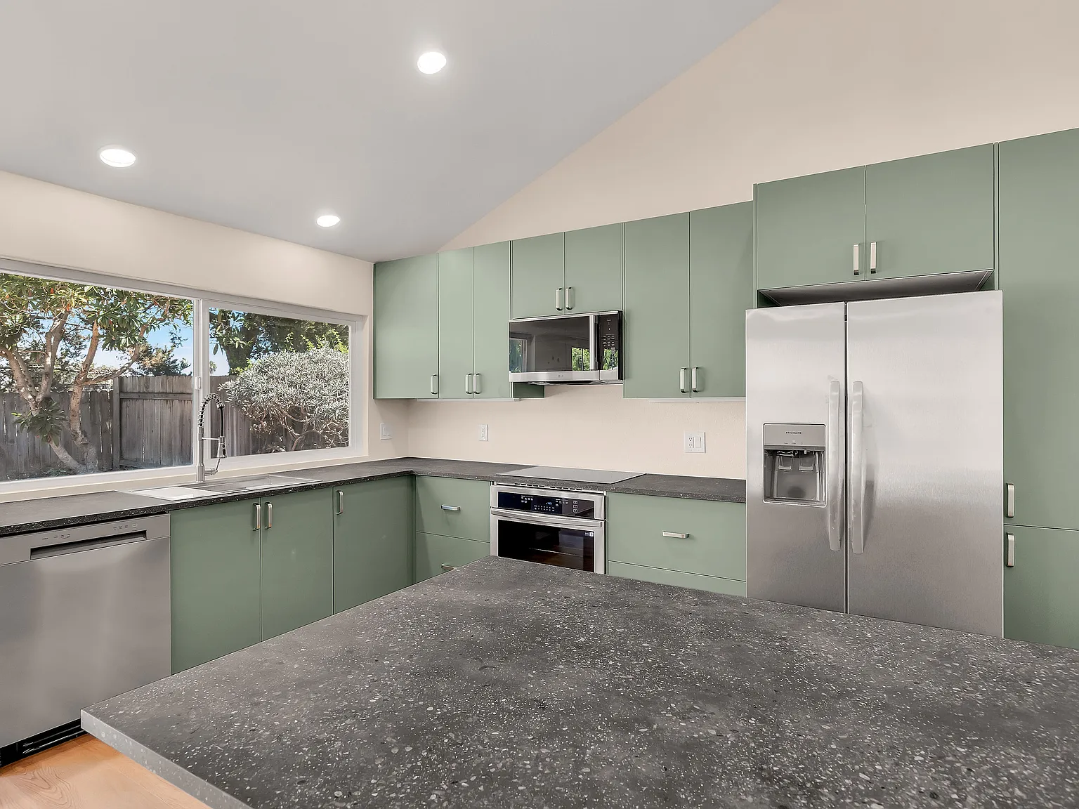 4 bed, 3.5 bath, 1672 sqft, $6,495 — Photo 4